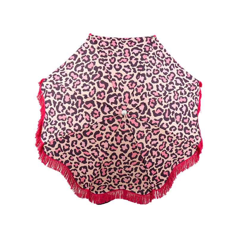 Paraguas de playa con flecos y estampado animal de moda