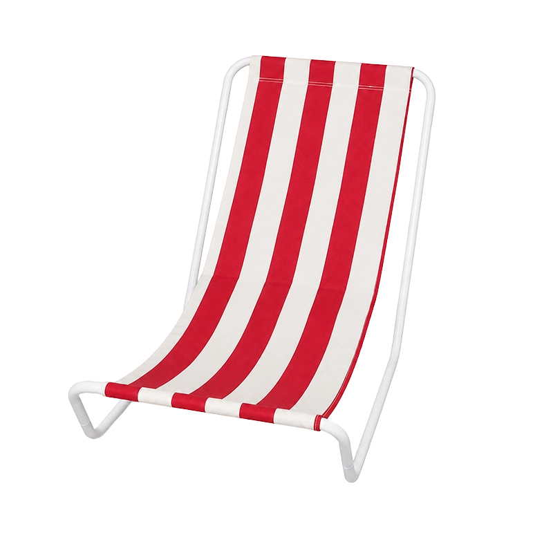 Silla de playa clásica de acero a rayas con tejido elástico resistente a la intemperie para espacios de ocio costeros